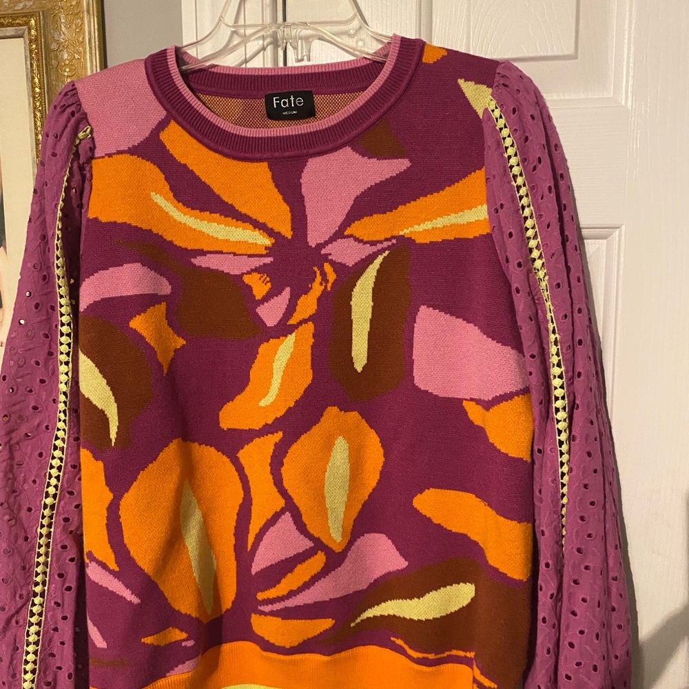 Beautiful long sleeve boutique sweater. Size M